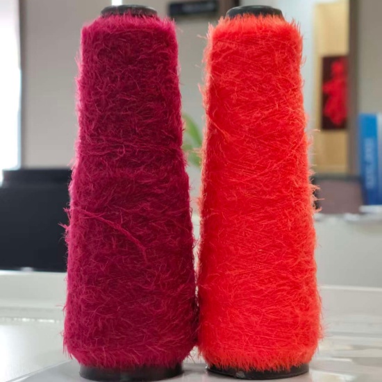 Filato lucido e piumato, filato morbido e fantasia